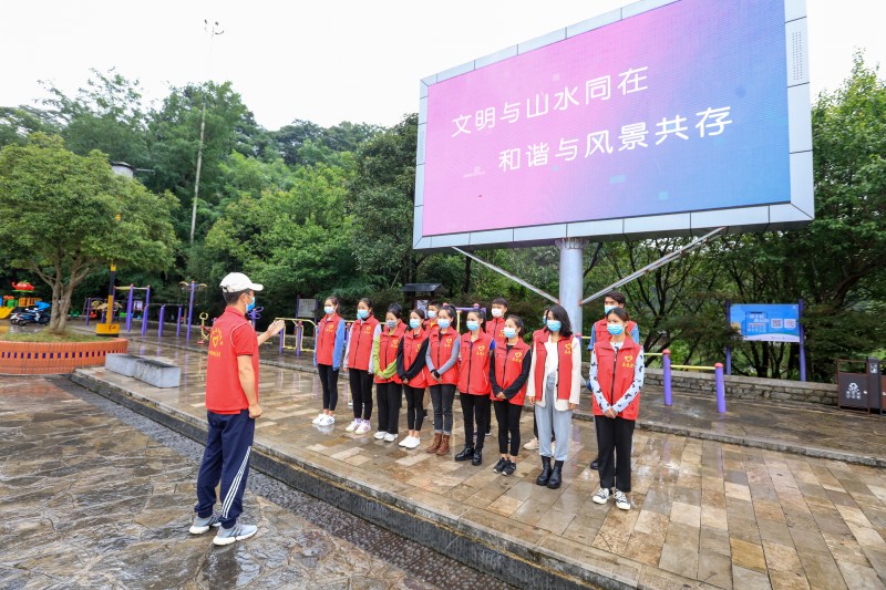 1629254867819318.jpg 景区志愿者开展文明旅游活动.JPG