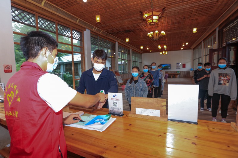 1629254919117209.jpg 景区志愿者维护文旅旅游秩序活动.JPG