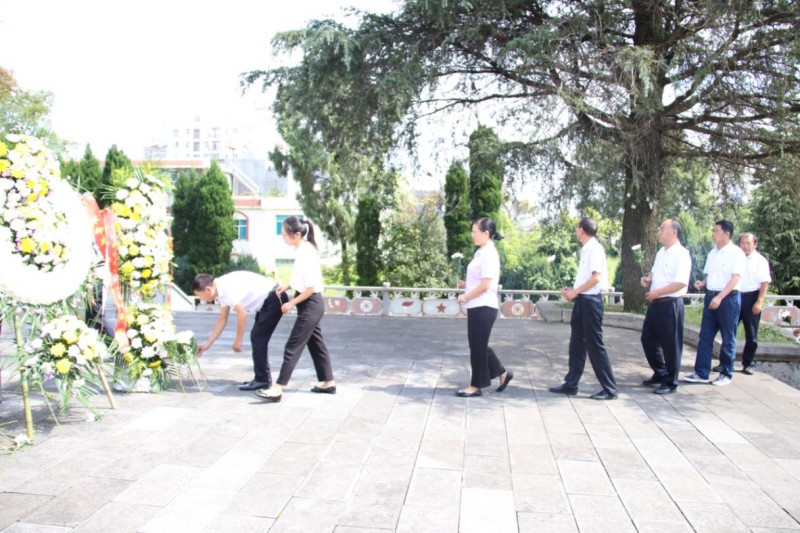 1633653866914301.jpg 县审计局全体干部职工依次向烈士献花.jpg