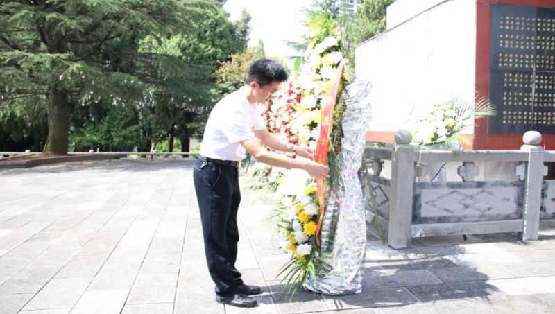 1633653883525258.jpg 局党组书记、局长刘波整理花篮缎带.jpg