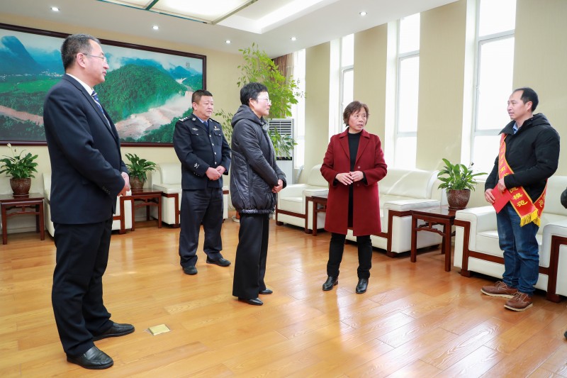 1642383954446351.jpg AB8I8812.JPG