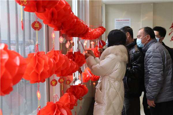 1645151727111897.jpg 图片4:罗平县审计局“我们的节日·元宵节”猜灯谜.JPG