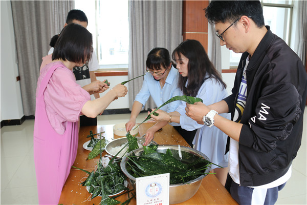1654160061154344.jpg 图片6:干部职工开展包粽子活动.jpg