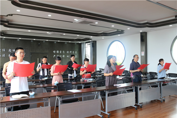 1654160110379209.jpg 图片4:全体干部职工诵读经典诗词.JPG