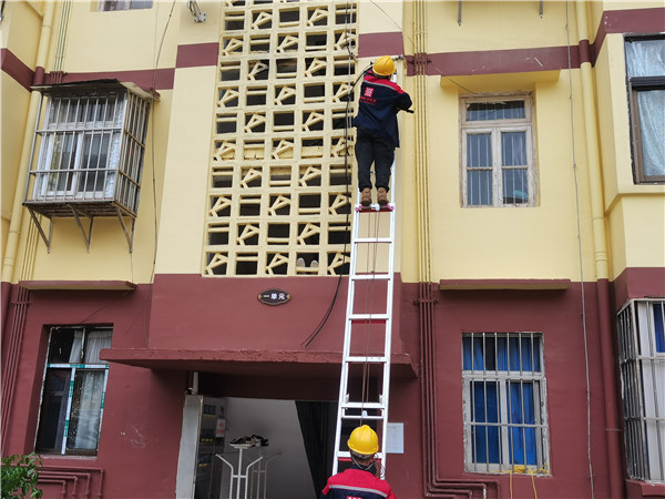 1660804552900117.jpg 图片2:老审计小区飞线拆除施工过程.jpg