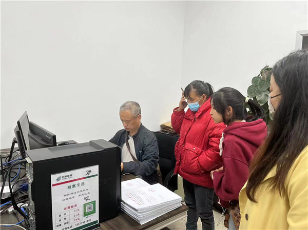 1667782519723978.jpg 7.职工晚上加班为群众办理提取学籍档案.jpg