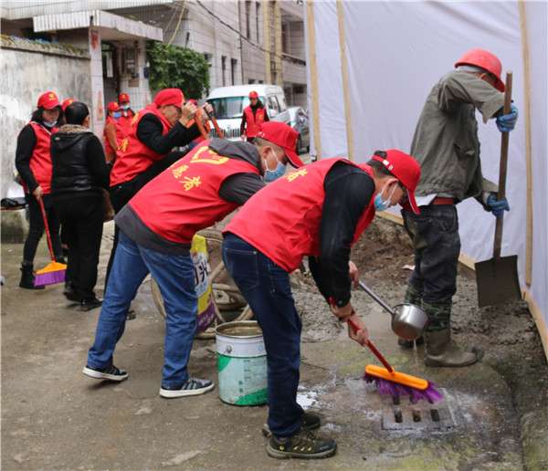 1667782532797554.jpg 5.单位职工志愿者到“创文”网格区开展环境卫生整治.jpg