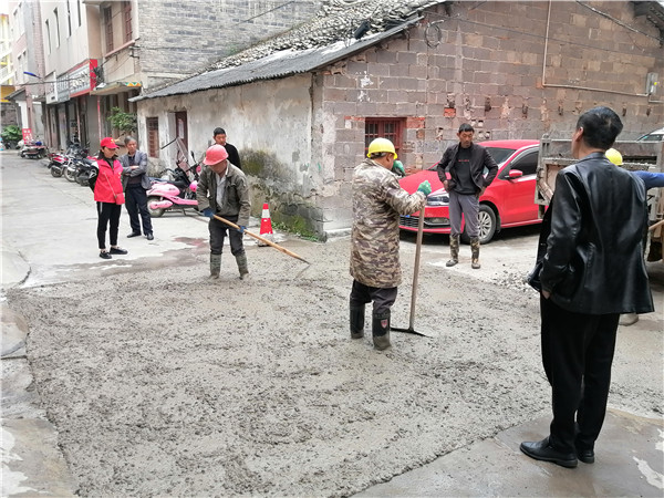 1667870998304017.jpg 5.周家巷81号住户门前巷道修缮施工时图片.jpg