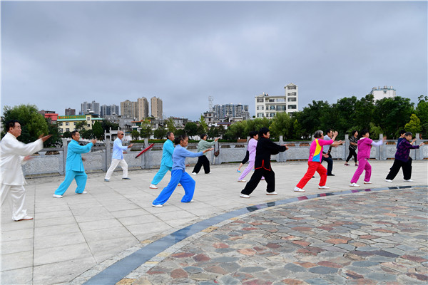 1675217802232179.jpg 群众在公园里锻炼.JPG