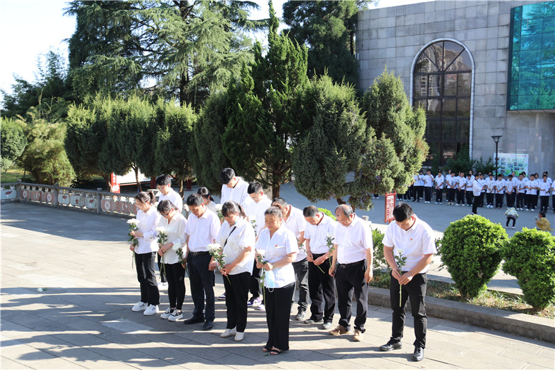 1680744707906051.jpg 罗平县审计局开展“我们的节日·精神的家园”清明节主题活动(2).JPG