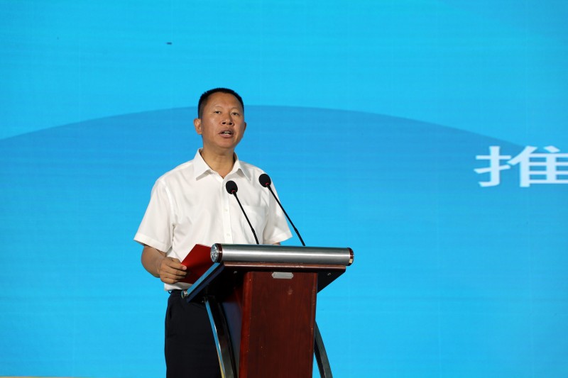 罗平县委书记海建才作推介.JPG