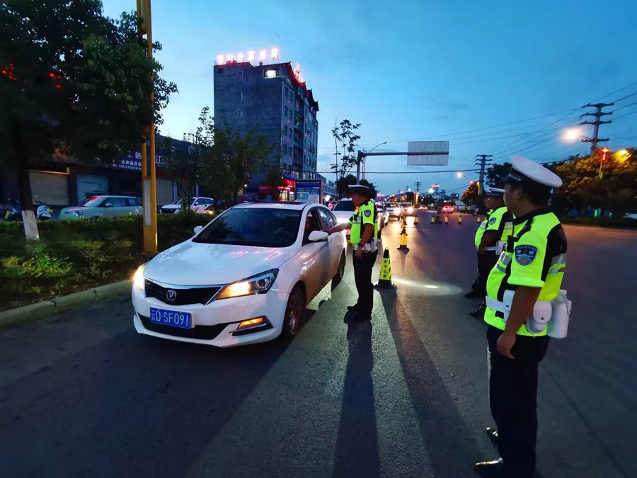 1690335772116878.jpg 腊山所开展夜间道路交通清查.jpg