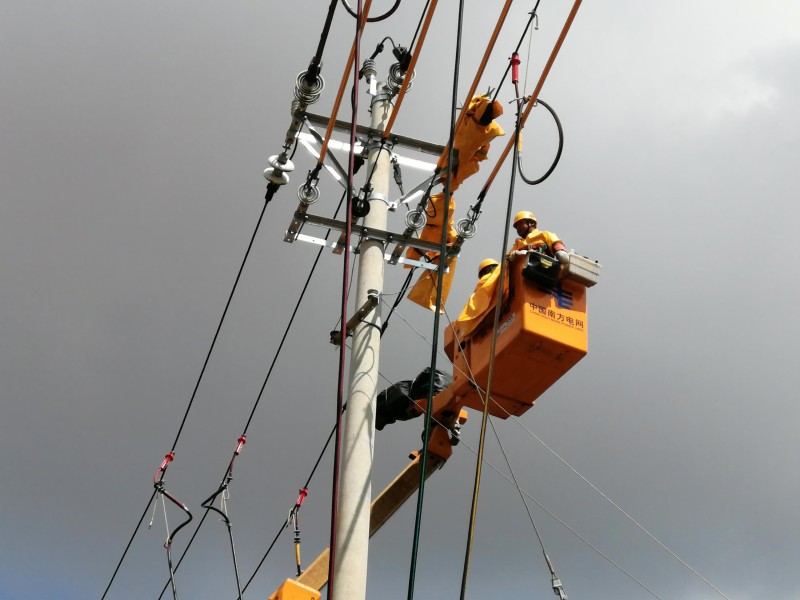 1698799028335604.jpg 带电作业中(张永久 摄)1.jpg