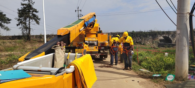 1698799060430658.jpg 工作现场准备中(牛天俊 摄).jpg