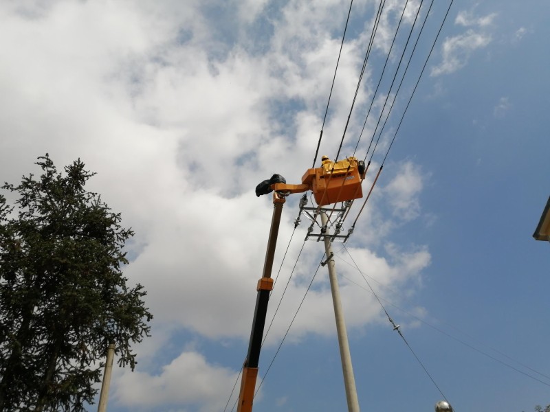 1698799075317563.jpg 带电作业中(张永久 摄)2.jpg