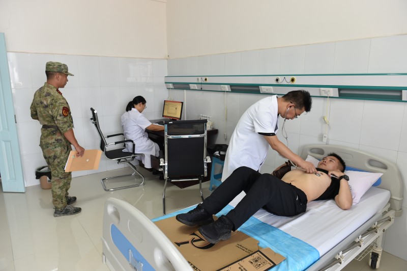 1722474226898986.jpg 应征青年接受检查.JPG