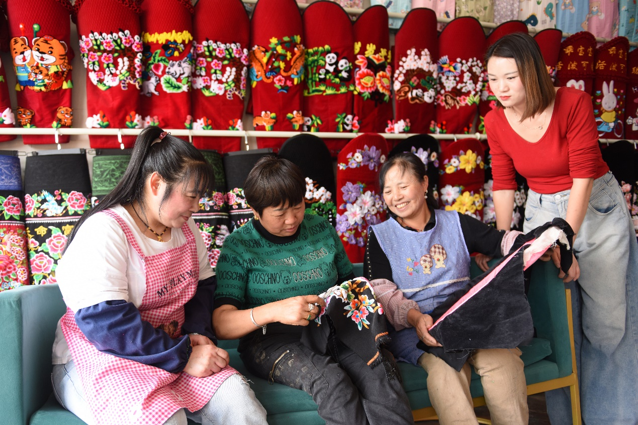 1750208943690453.png 王小福和学徒们交流刺绣手法.png